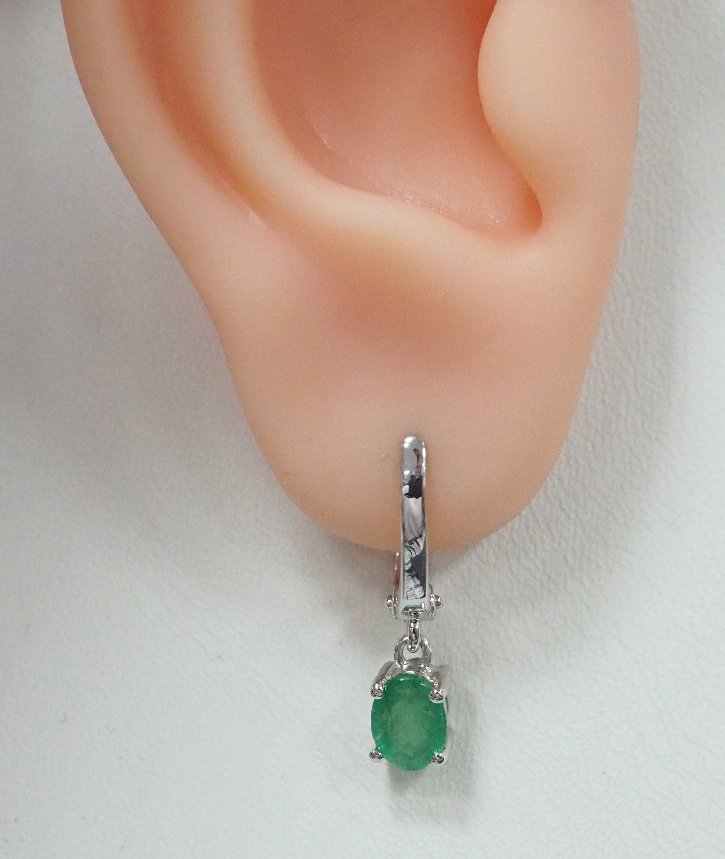 Серебряные серьги с изумрудами